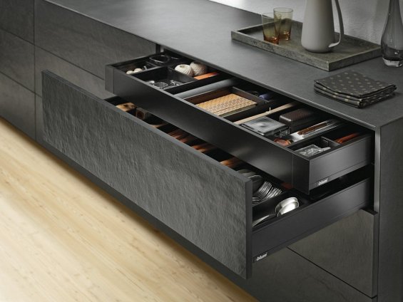 Внутренний ящик LEGRABOX pure TIP-ON BLUMOTION (высота M 90,5, глубина 500 мм, до 40 кг), терра-черный